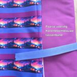 Paarse voering met korenbloemblauwe tassenband